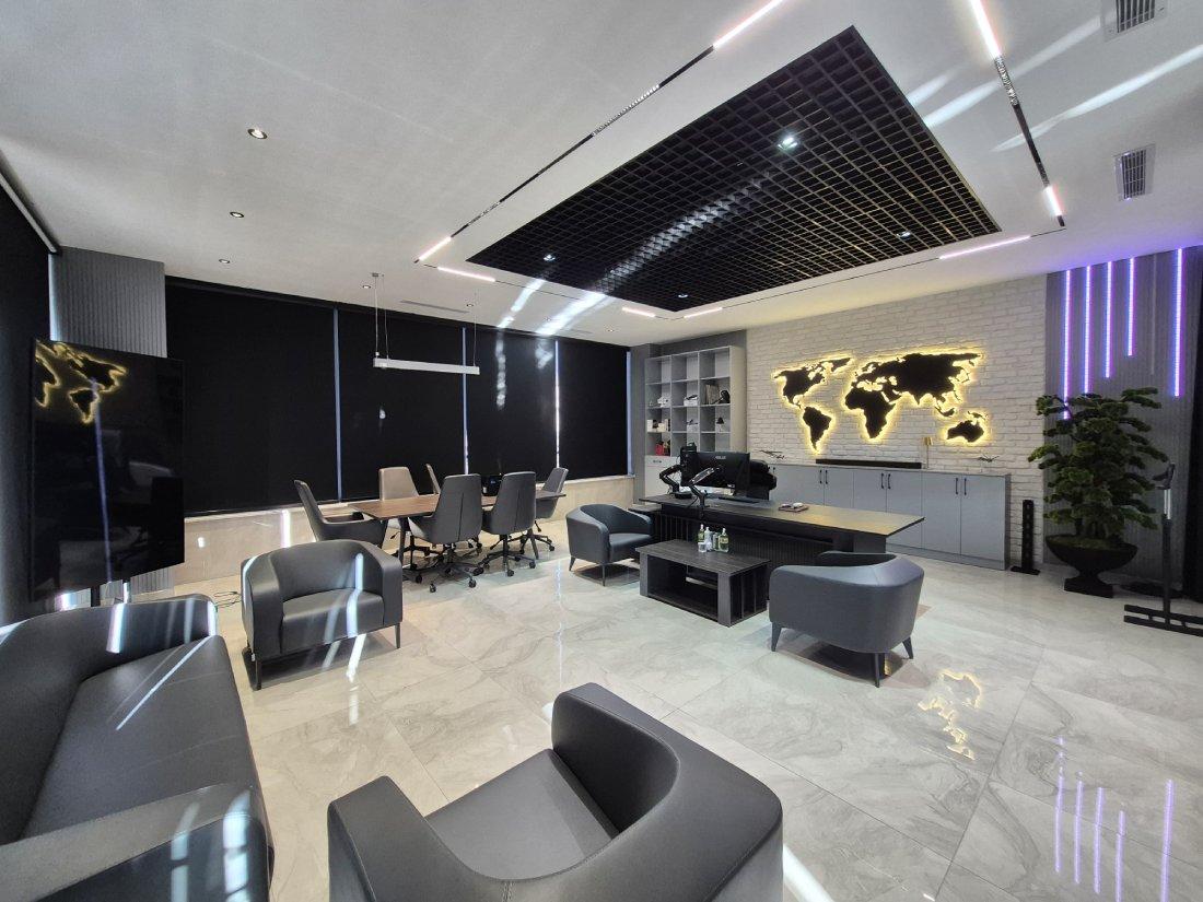 Modern Bir Yazılım Ofisi İçin Özel Ofis Mobilyası Tasarımı ve Dekorasyonu